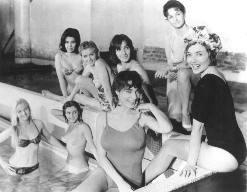 still-of-stéphane-audran-and-bernadette-lafont-in-les-bonnes-femmes-(1960)