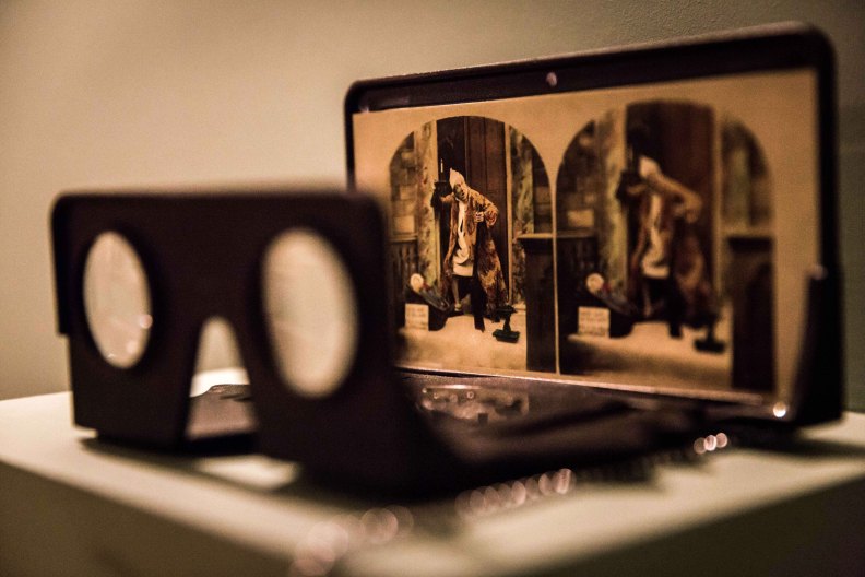 stereoscope-in-the-fallen-woman